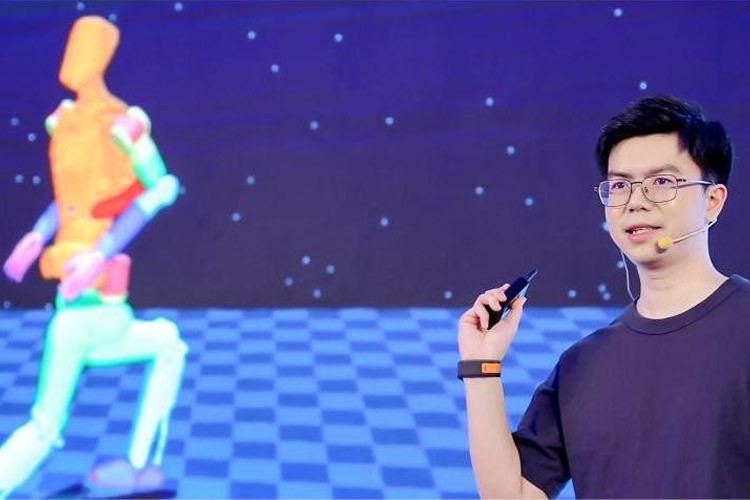 天才少年稚暉君bbin寶盈機(jī)器人走路進(jìn)場(chǎng)！AI模型做大腦，目標(biāo)售價(jià)20萬(wàn)以內(nèi)