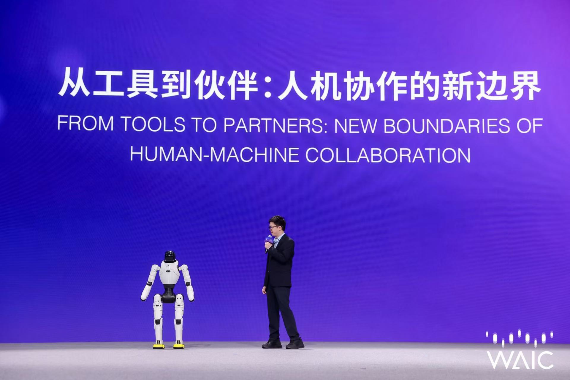 稚暉君在WAIC主論壇發布“靈渠OS”開...